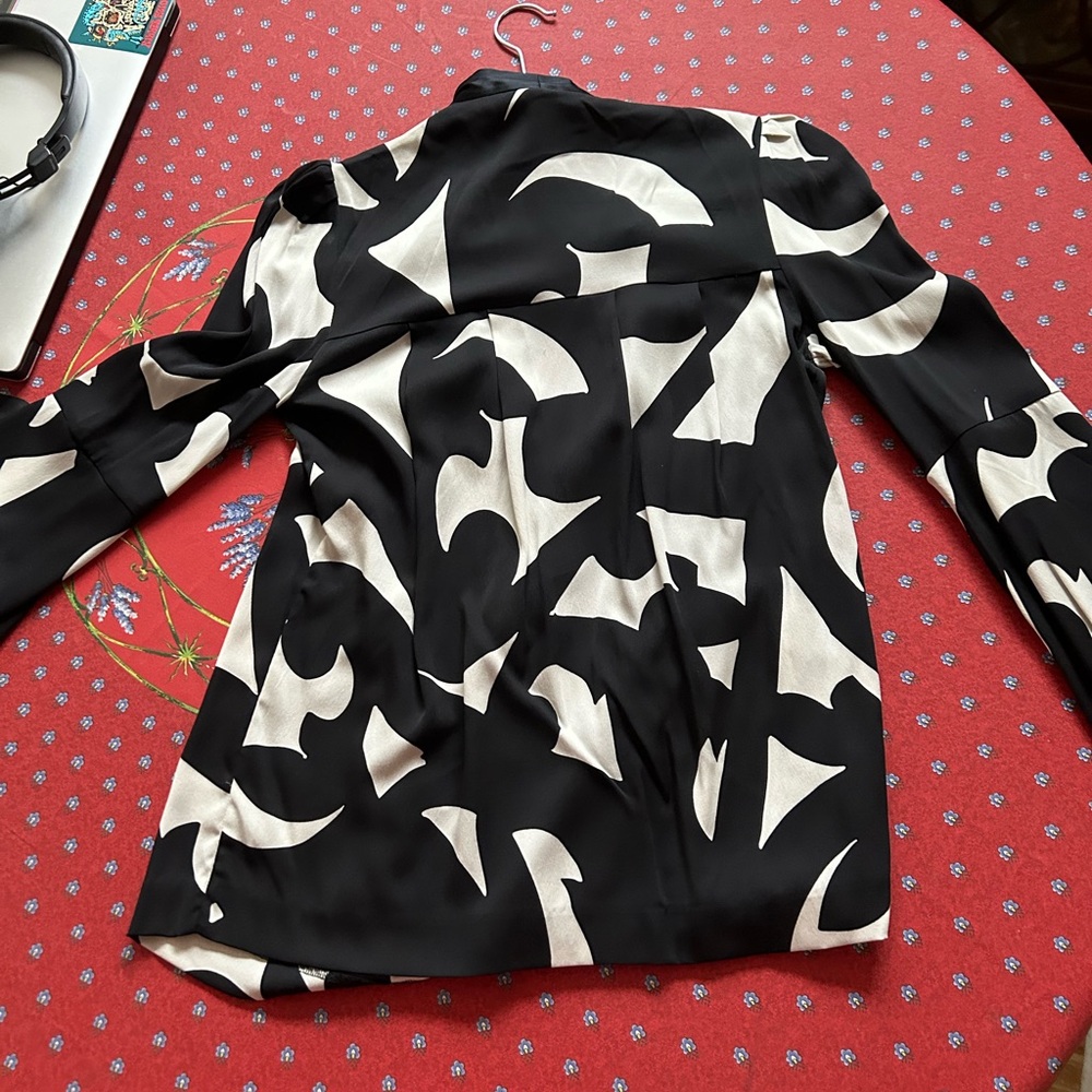 Stunning silk Diane Von Furstenberg black/white graphic blouse.